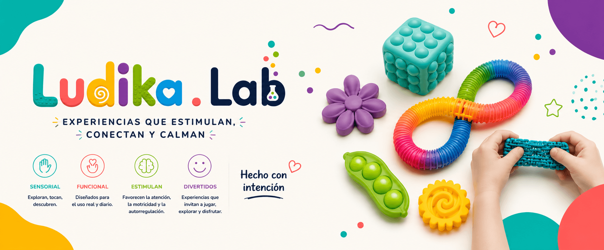 Manos de un niño jugando con objetos sensoriales de colores